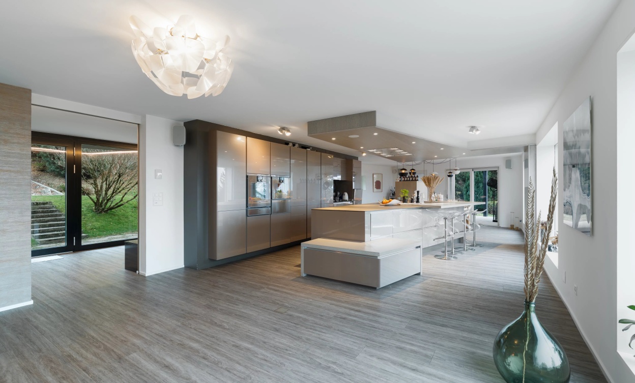 Propriété moderne avec piscine et vue dégagée sur le lac image