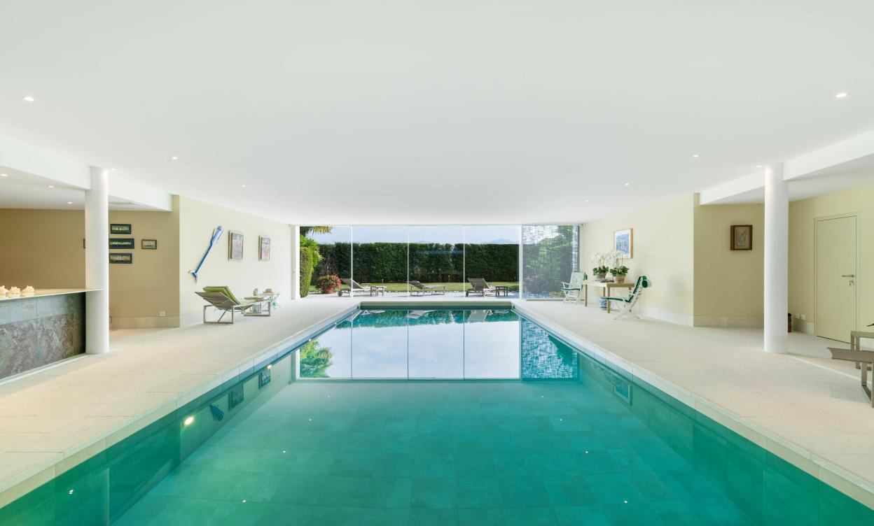 Une villa de maître au bord du Léman – prestige, volumes et lumière image