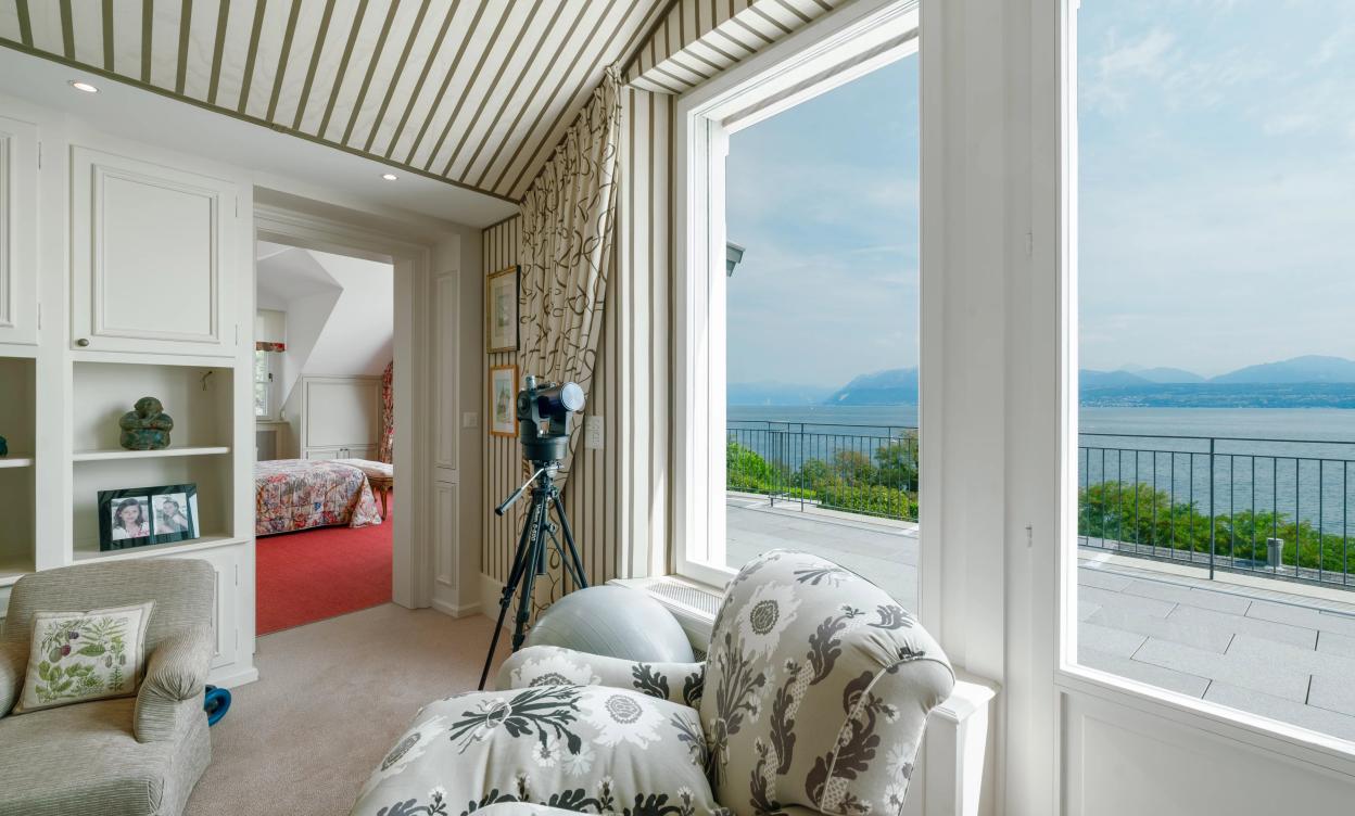 Une villa de maître au bord du Léman – prestige, volumes et lumière image