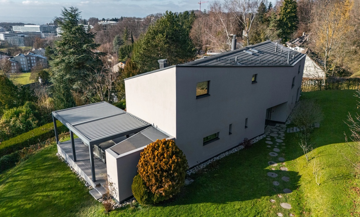 Propriété moderne avec piscine et vue dégagée sur le lac image