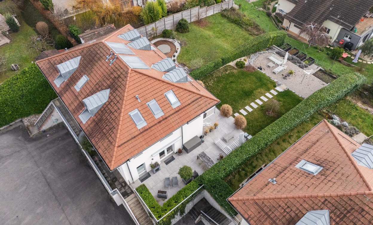 Élégante villa jumelle avec vue panoramique sur le lac et les Alpes image