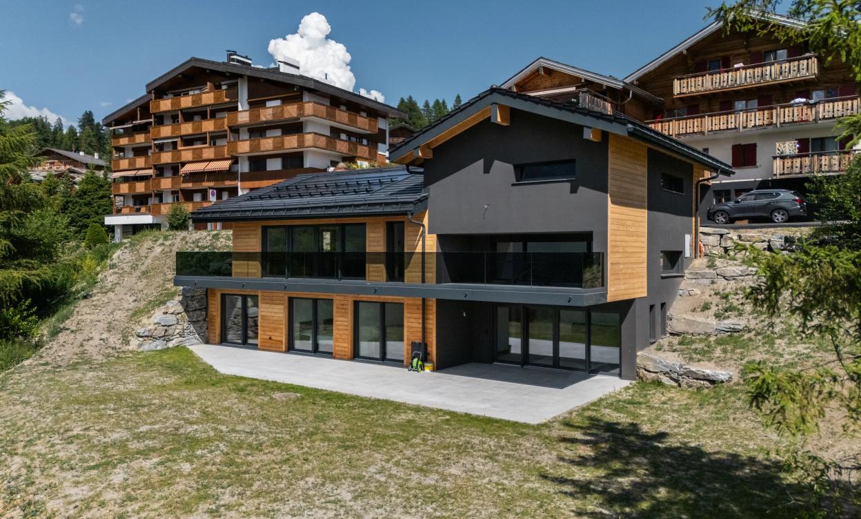 Chalet neuf à Crans-Montana avec vue panoramique image