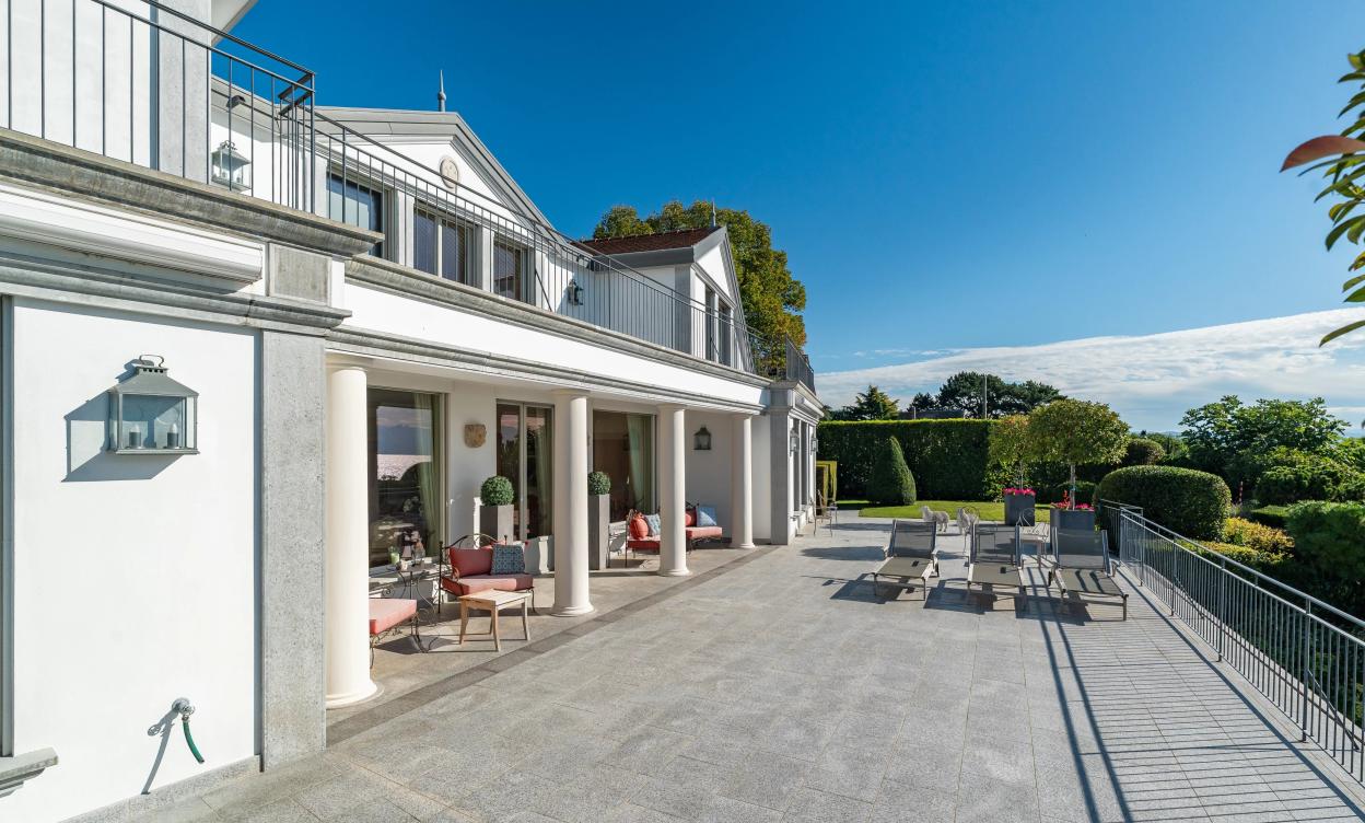 Une villa de maître au bord du Léman – prestige, volumes et lumière image