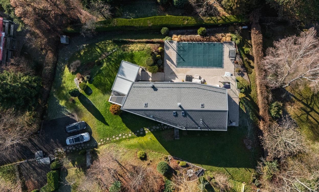Propriété moderne avec piscine et vue dégagée sur le lac image