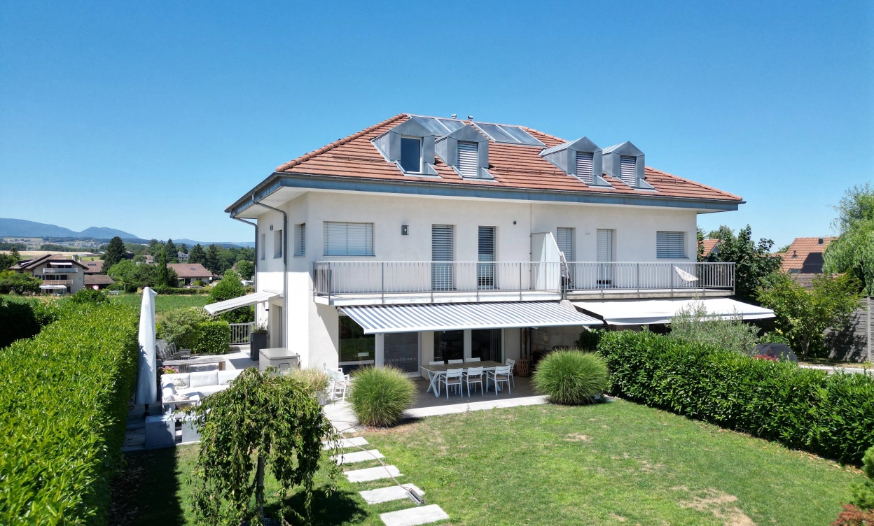 Élégante villa jumelle avec vue panoramique sur le lac et les Alpes image