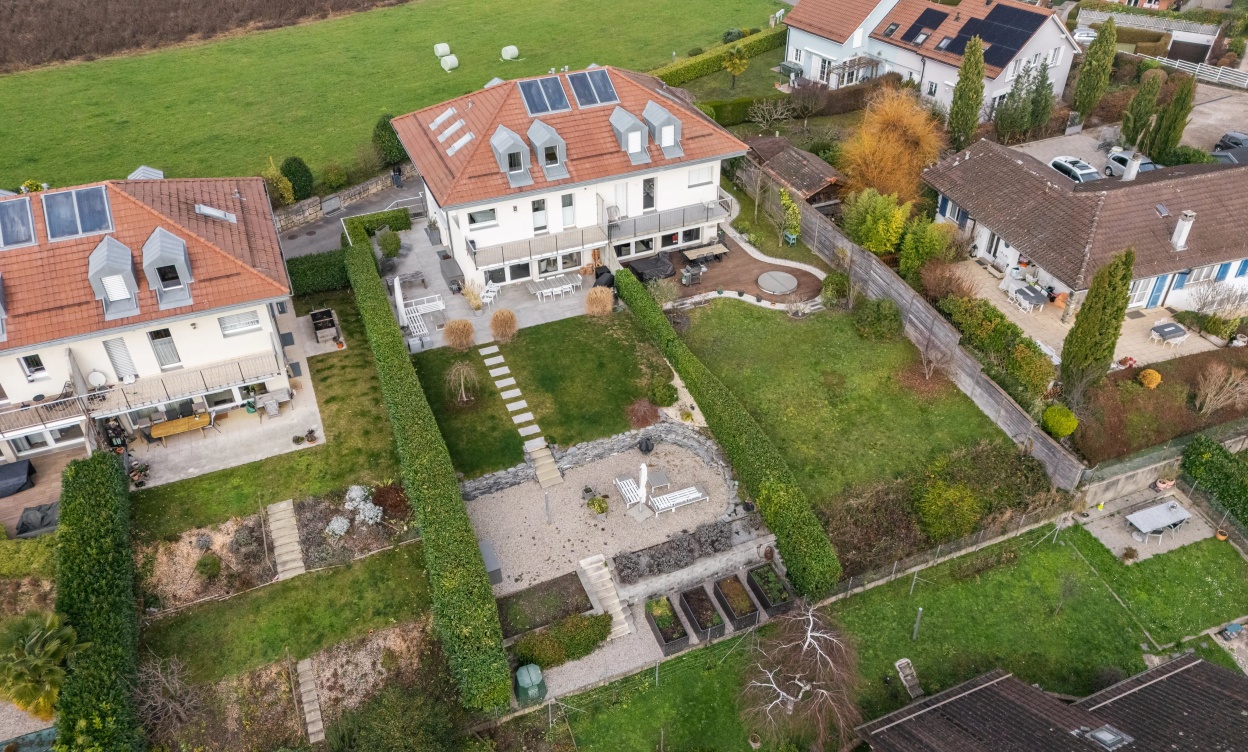 Élégante villa jumelle avec vue panoramique sur le lac et les Alpes image