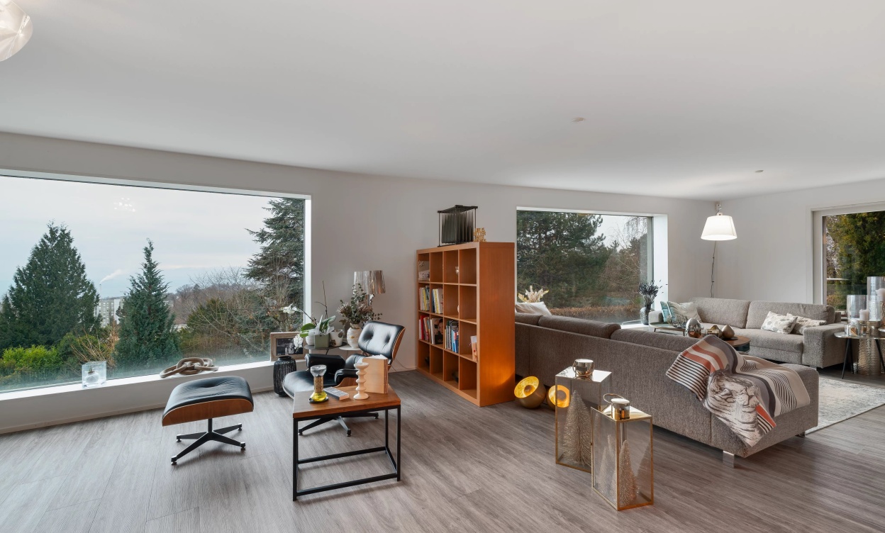 Propriété moderne avec piscine et vue dégagée sur le lac image