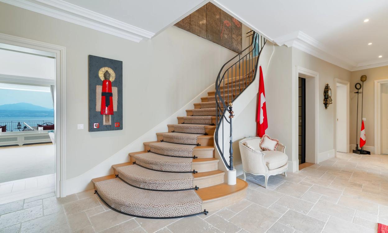 Une villa de maître au bord du Léman – prestige, volumes et lumière image