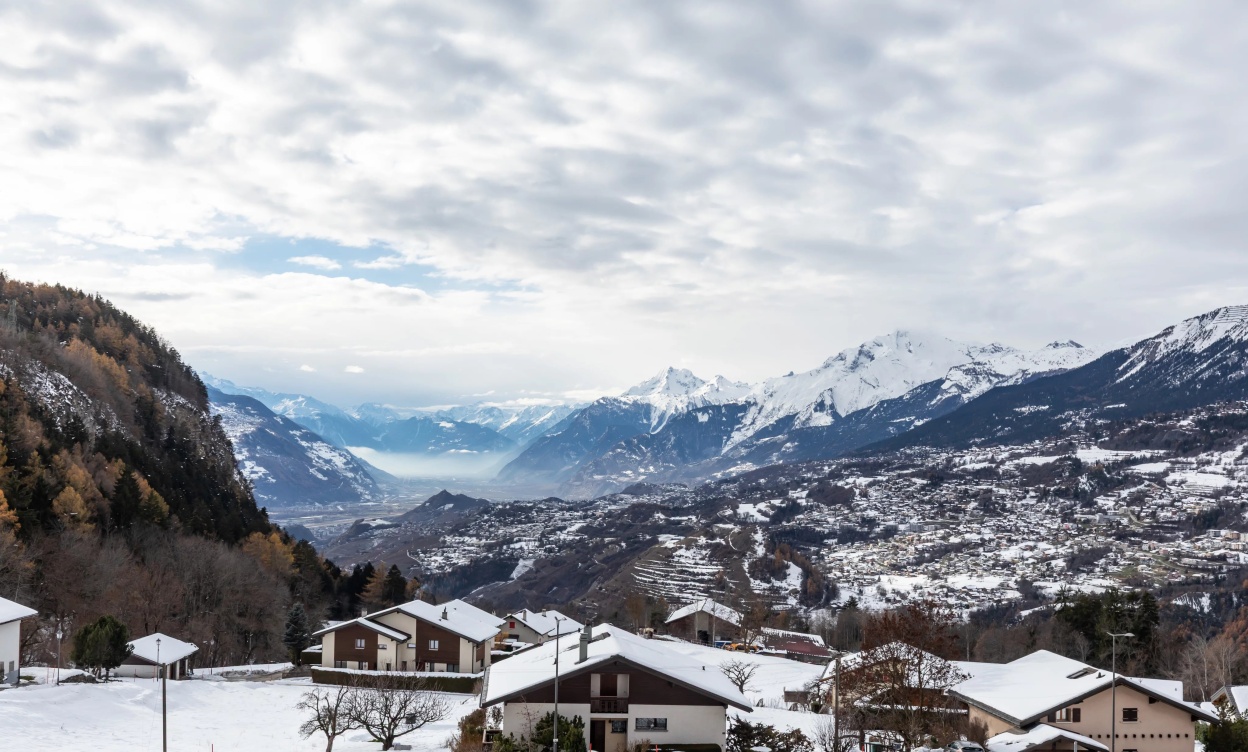 Élégance contemporaine à Lens et panorama montagneux spectaculaire image