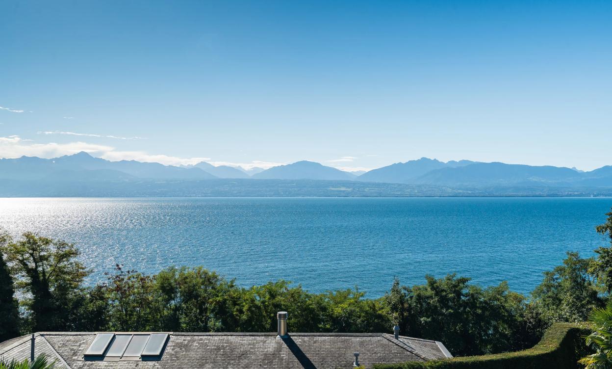 Une villa de maître au bord du Léman – prestige, volumes et lumière image