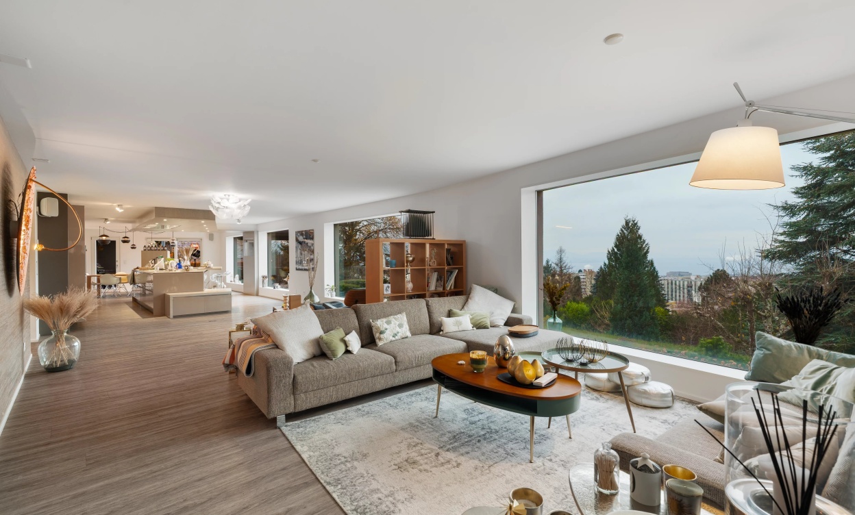 Propriété moderne avec piscine et vue dégagée sur le lac image