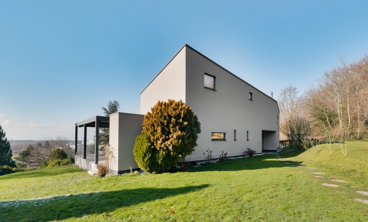 Propriété moderne avec piscine et vue dégagée sur le lac image