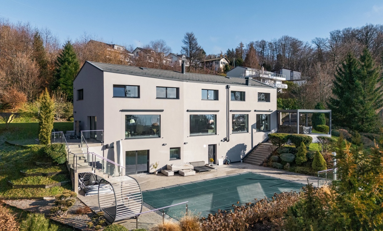 Propriété moderne avec piscine et vue dégagée sur le lac image