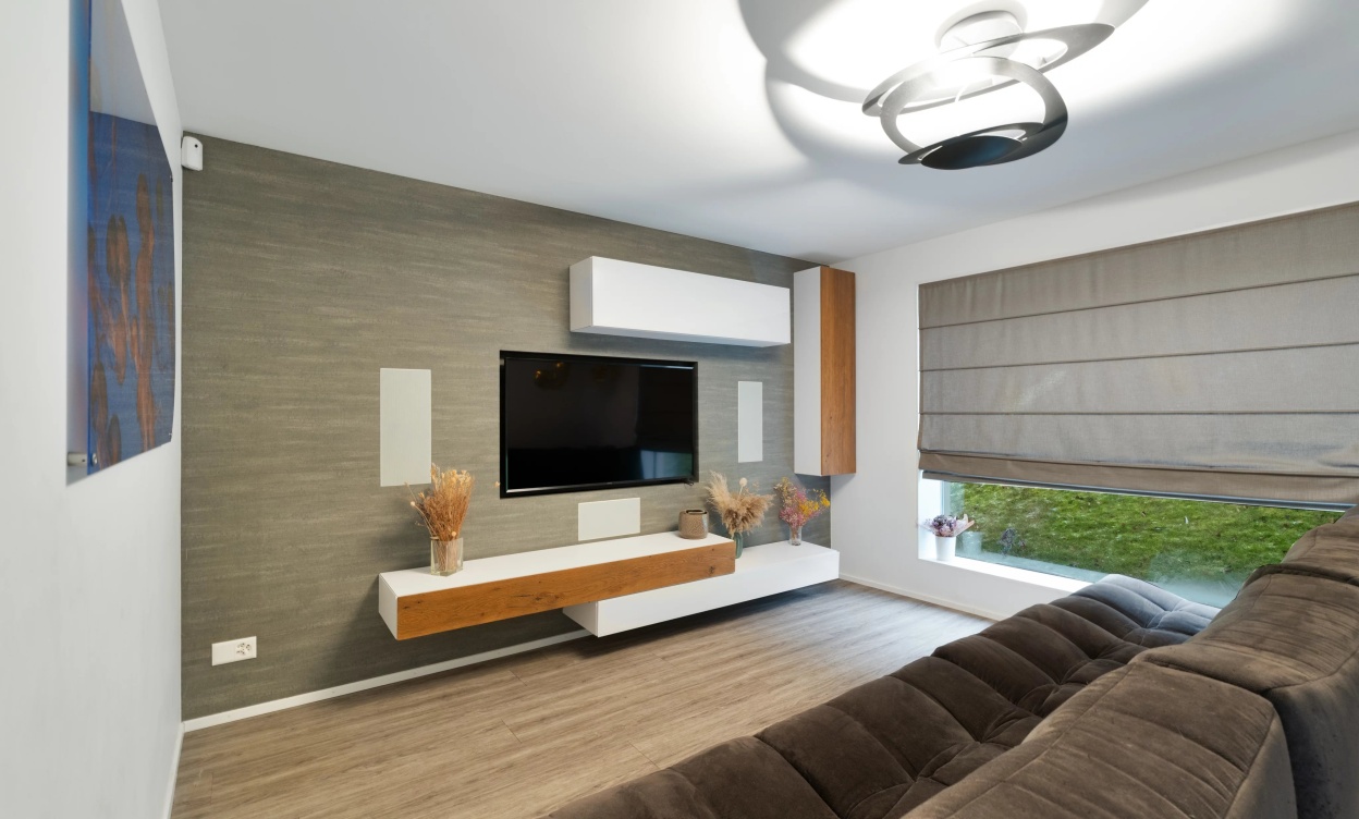 Propriété moderne avec piscine et vue dégagée sur le lac image