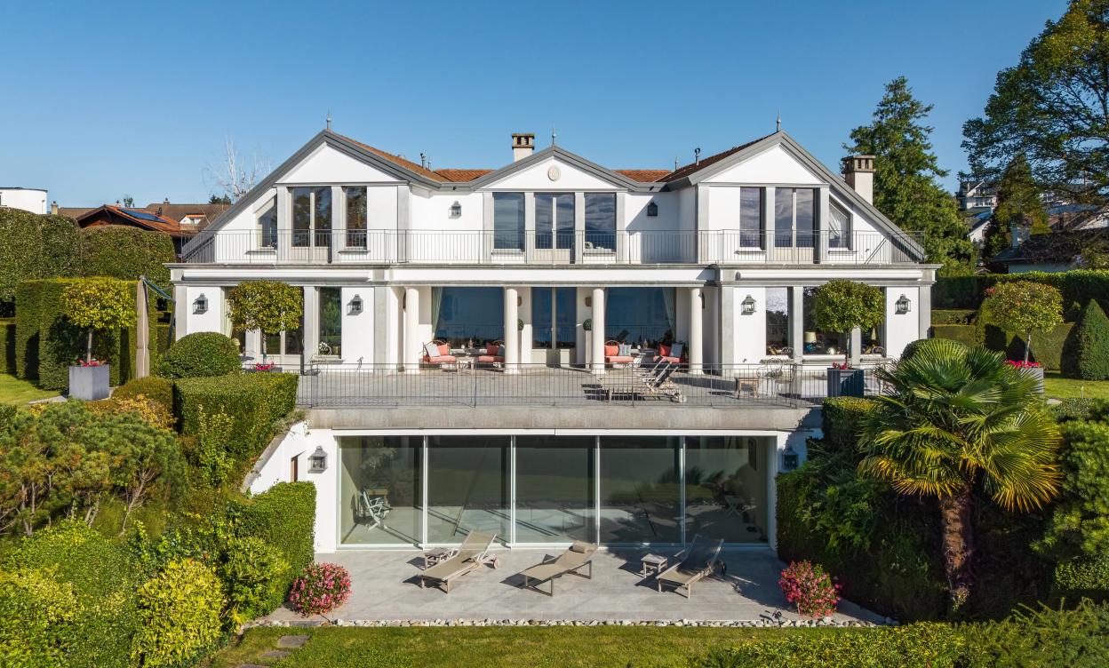 Une villa de maître au bord du Léman – prestige, volumes et lumière image