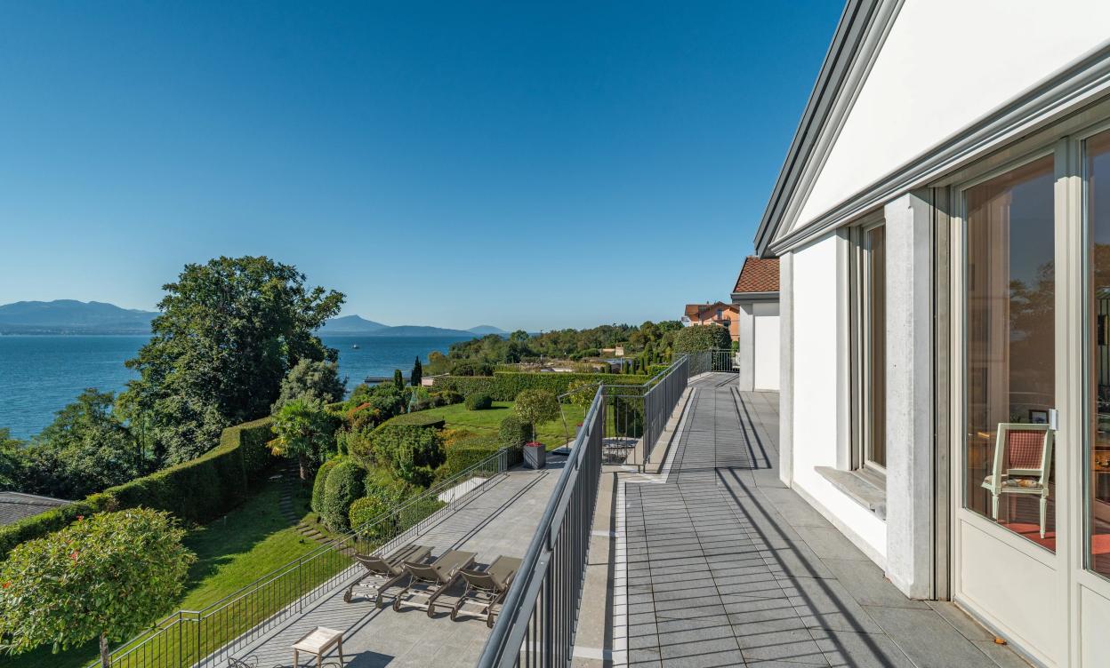 Une villa de maître au bord du Léman – prestige, volumes et lumière image