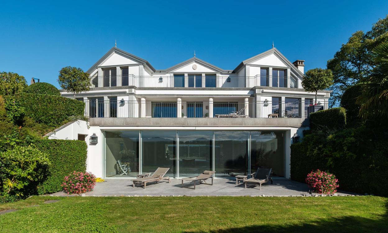 Une villa de maître au bord du Léman – prestige, volumes et lumière image