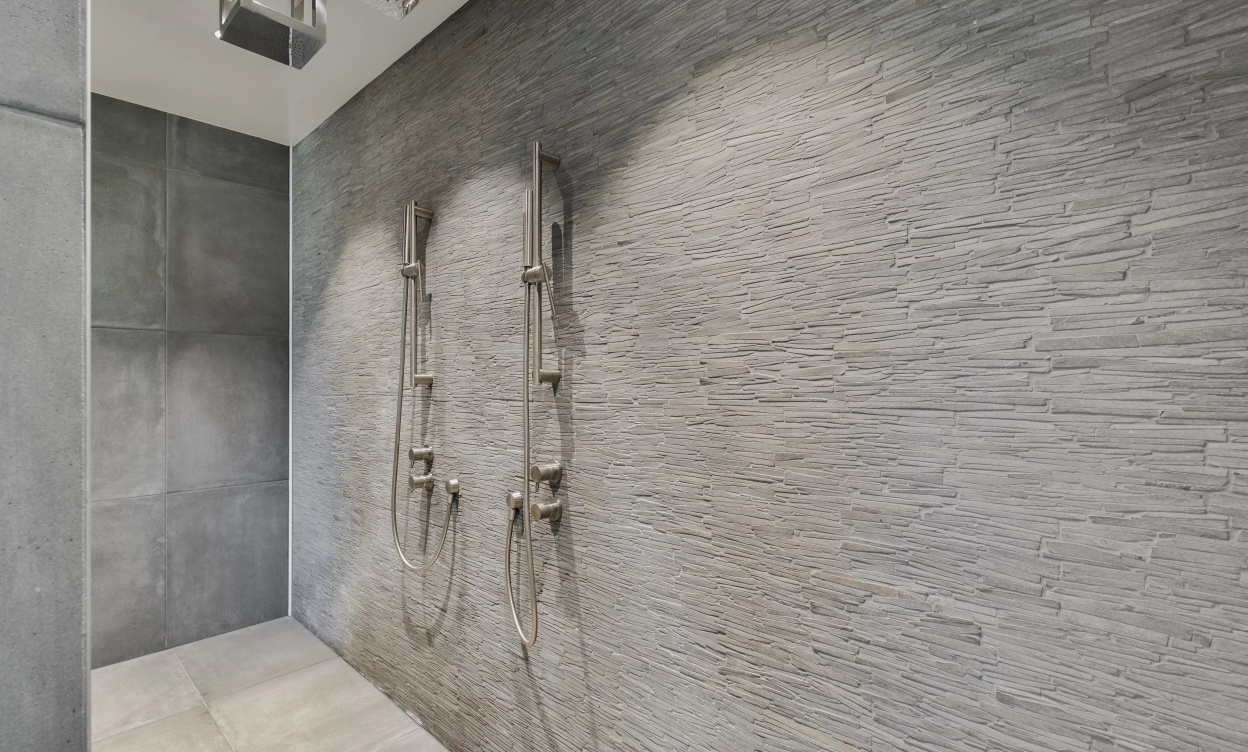 Propriété moderne avec piscine et vue dégagée sur le lac image