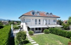 Élégante villa jumelle avec vue panoramique sur le lac et les Alpes image
