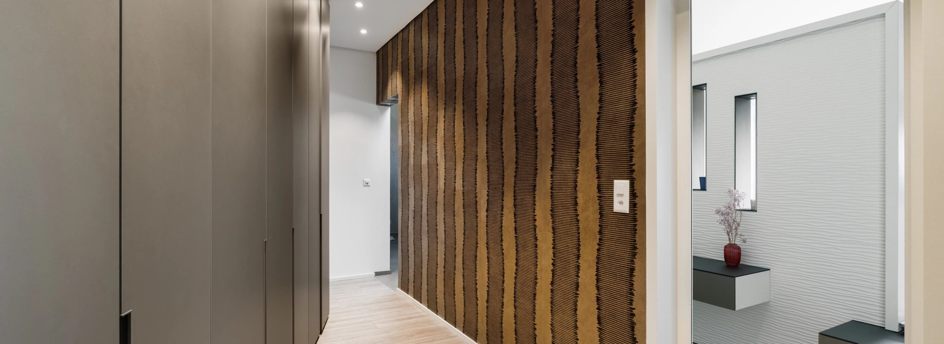 Propriété moderne avec piscine et vue dégagée sur le lac image