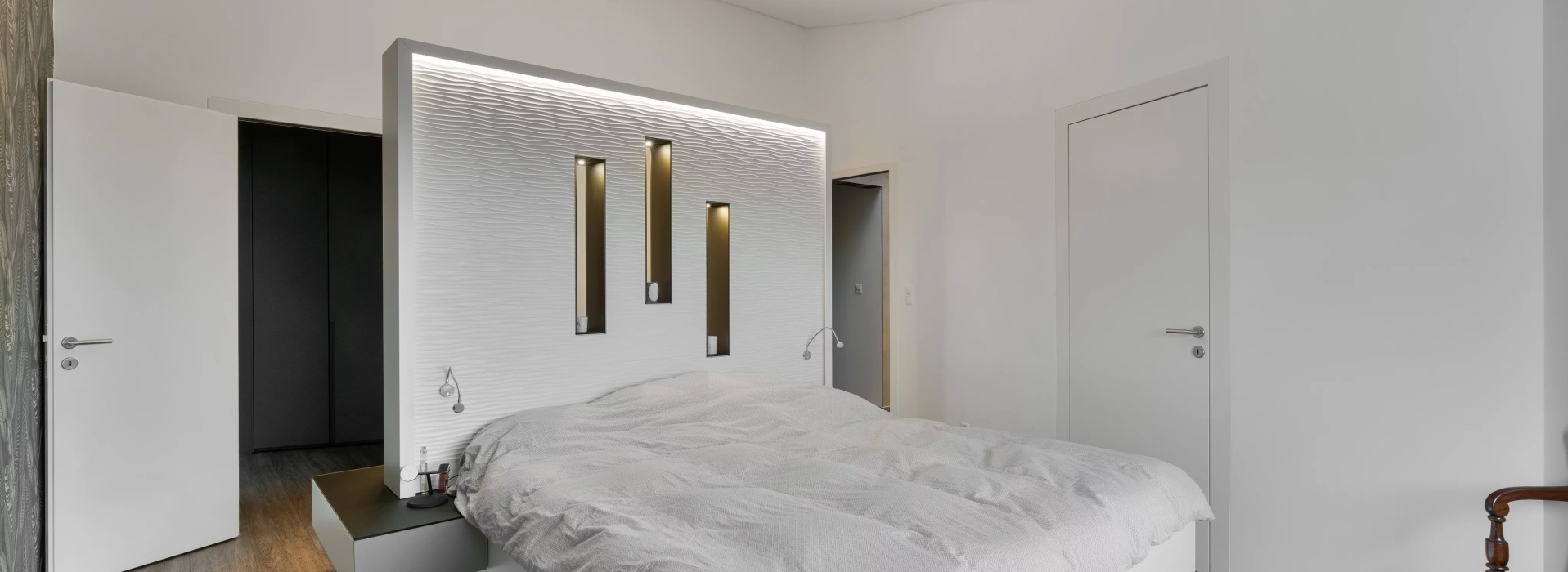 Propriété moderne avec piscine et vue dégagée sur le lac image