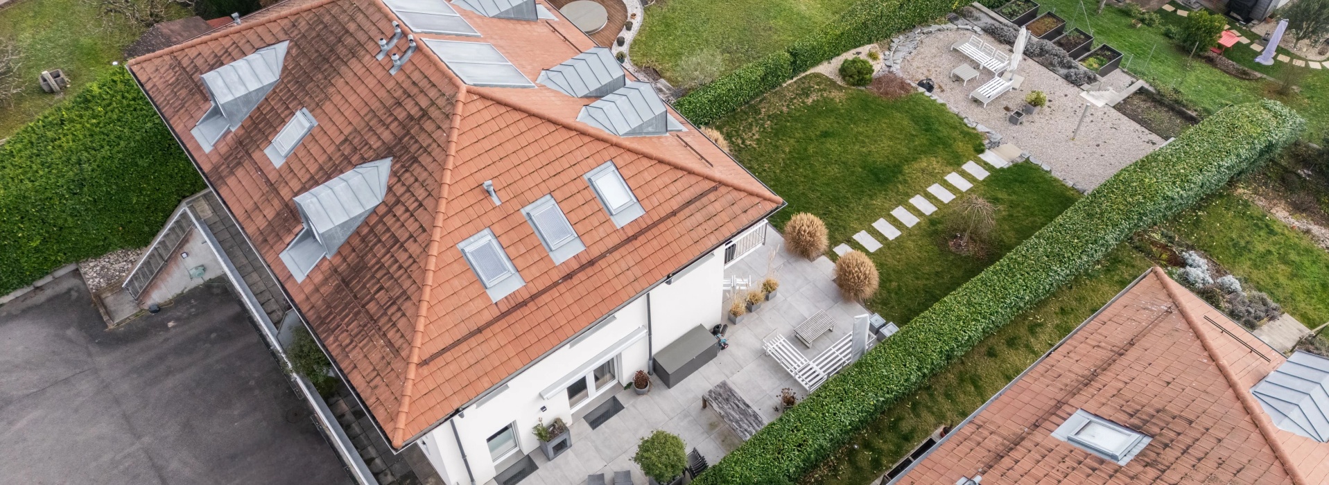 Élégante villa jumelle avec vue panoramique sur le lac et les Alpes image