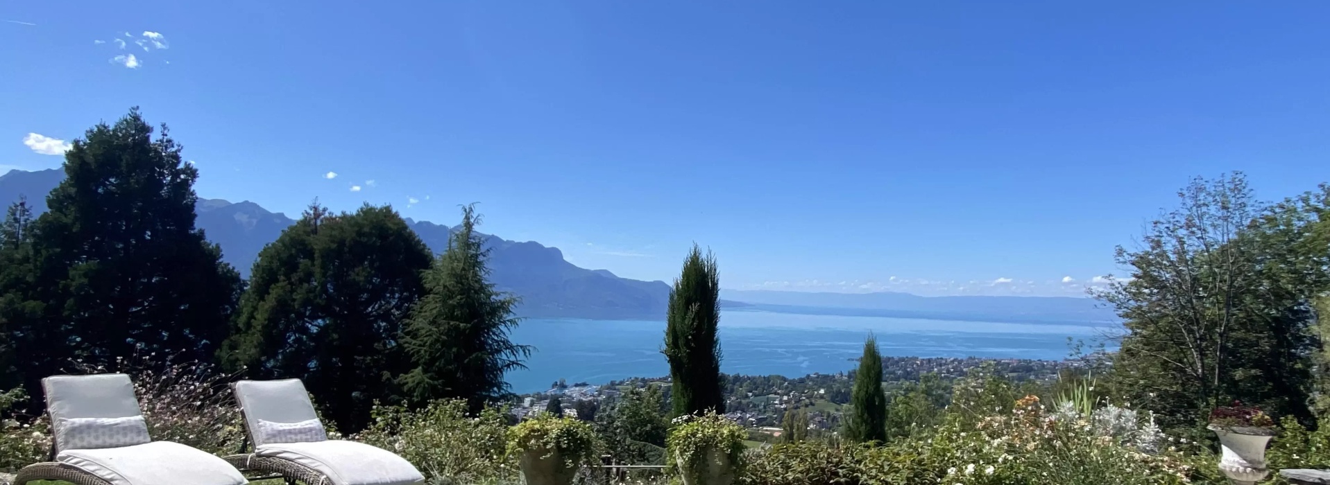 Un havre de paix avec piscine et vue panoramique image