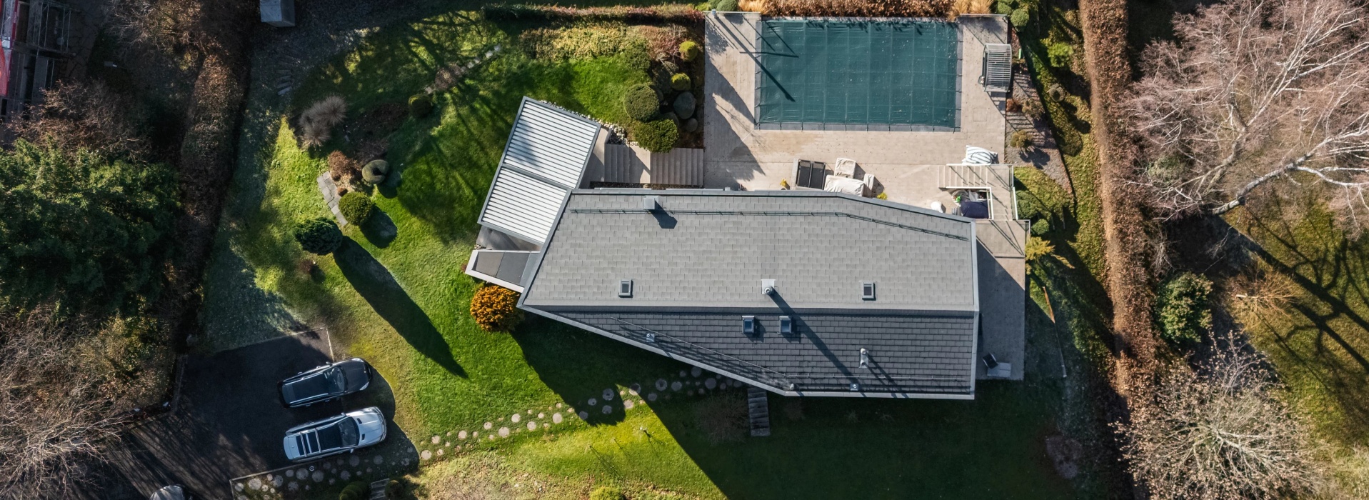 Propriété moderne avec piscine et vue dégagée sur le lac image