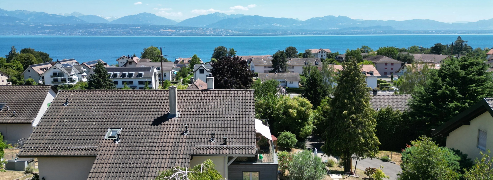 Élégante villa jumelle avec vue panoramique sur le lac et les Alpes image