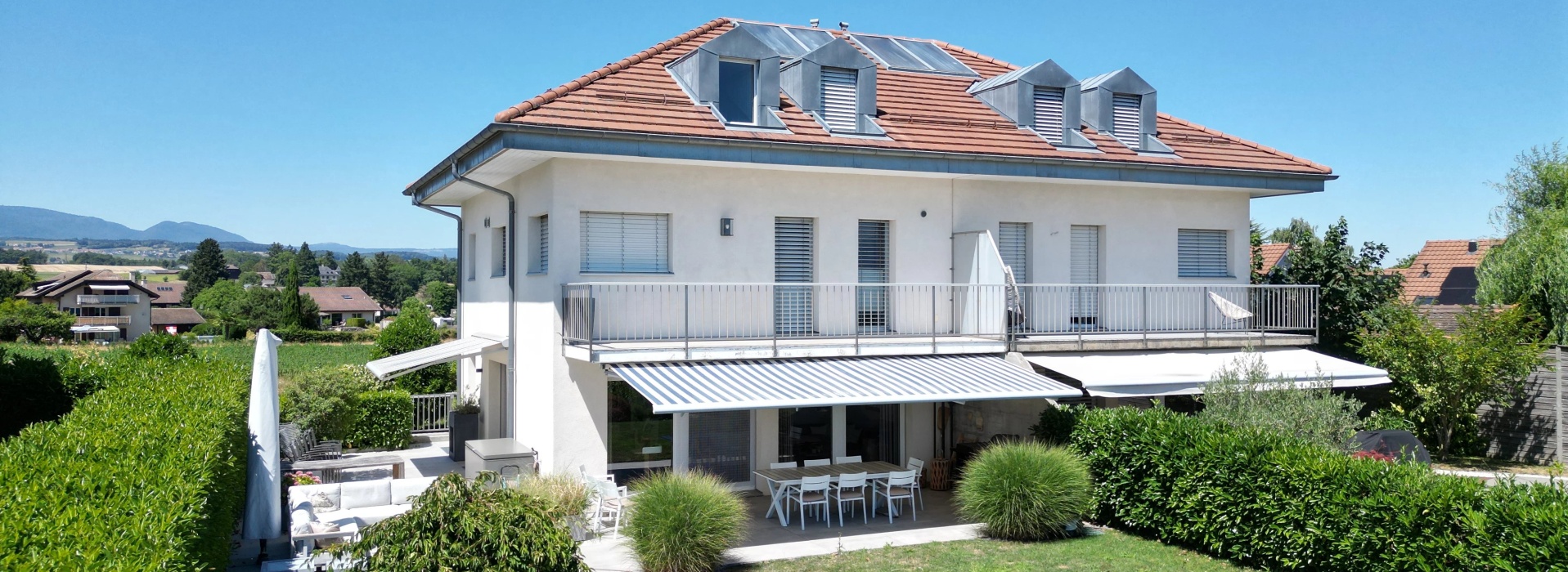 Élégante villa jumelle avec vue panoramique sur le lac et les Alpes image