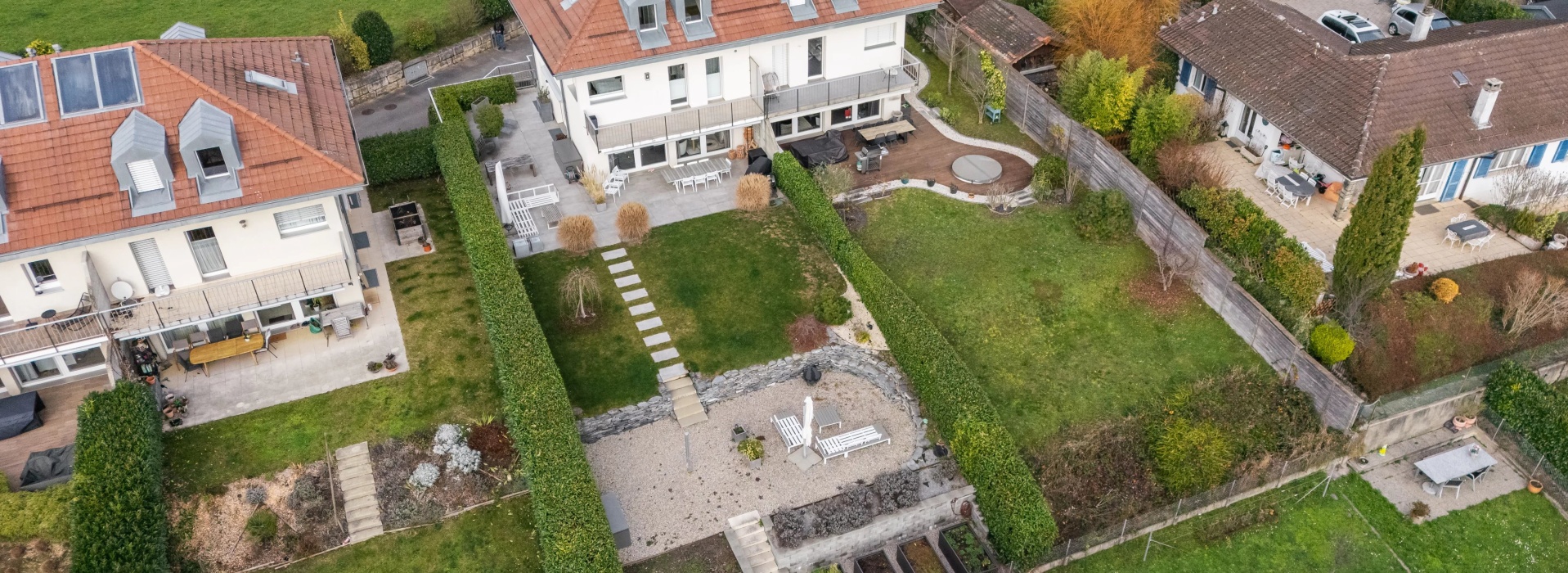Élégante villa jumelle avec vue panoramique sur le lac et les Alpes image
