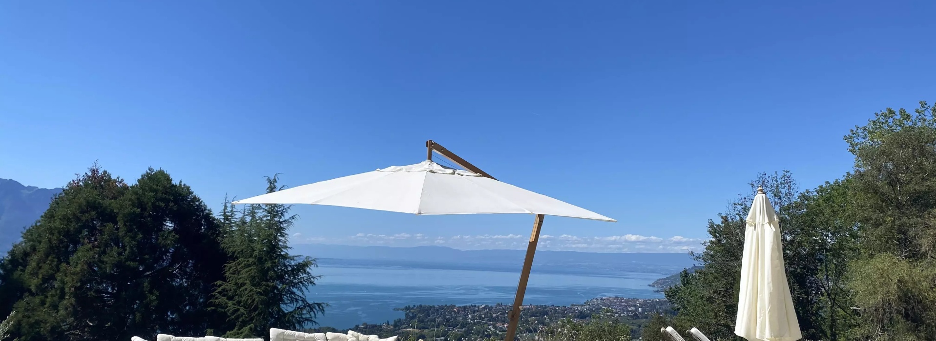 Un havre de paix avec piscine et vue panoramique image