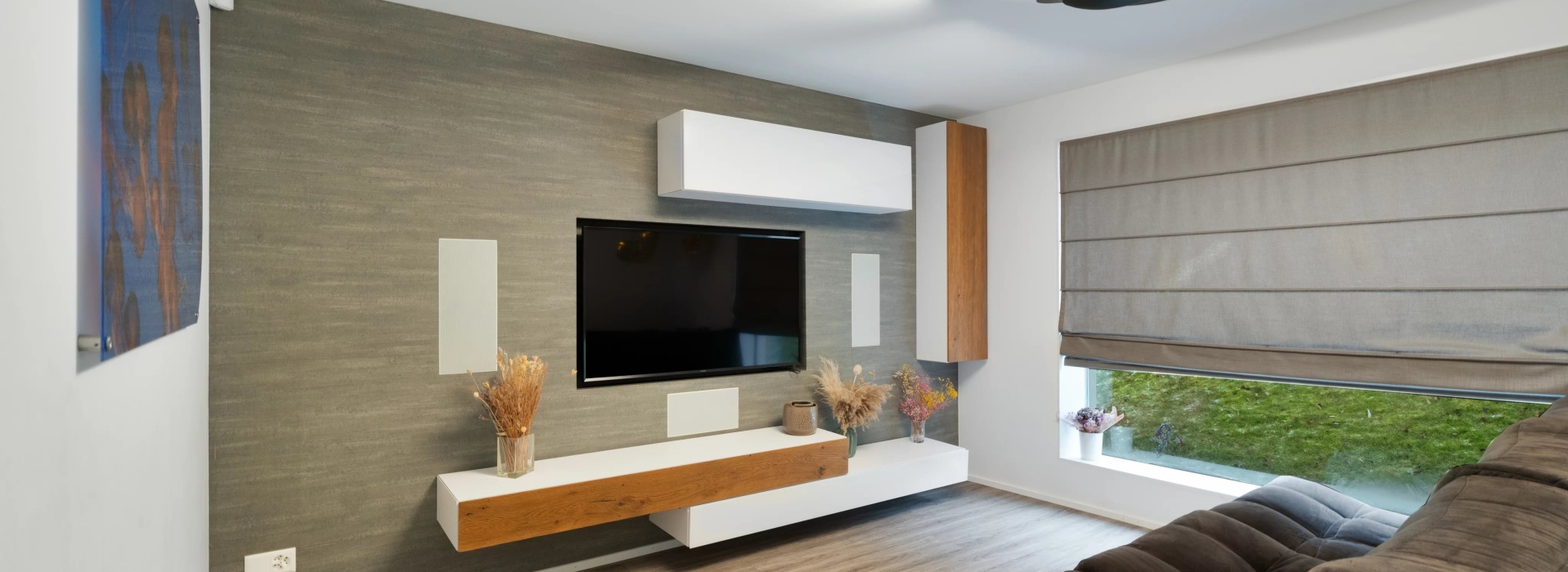 Propriété moderne avec piscine et vue dégagée sur le lac image