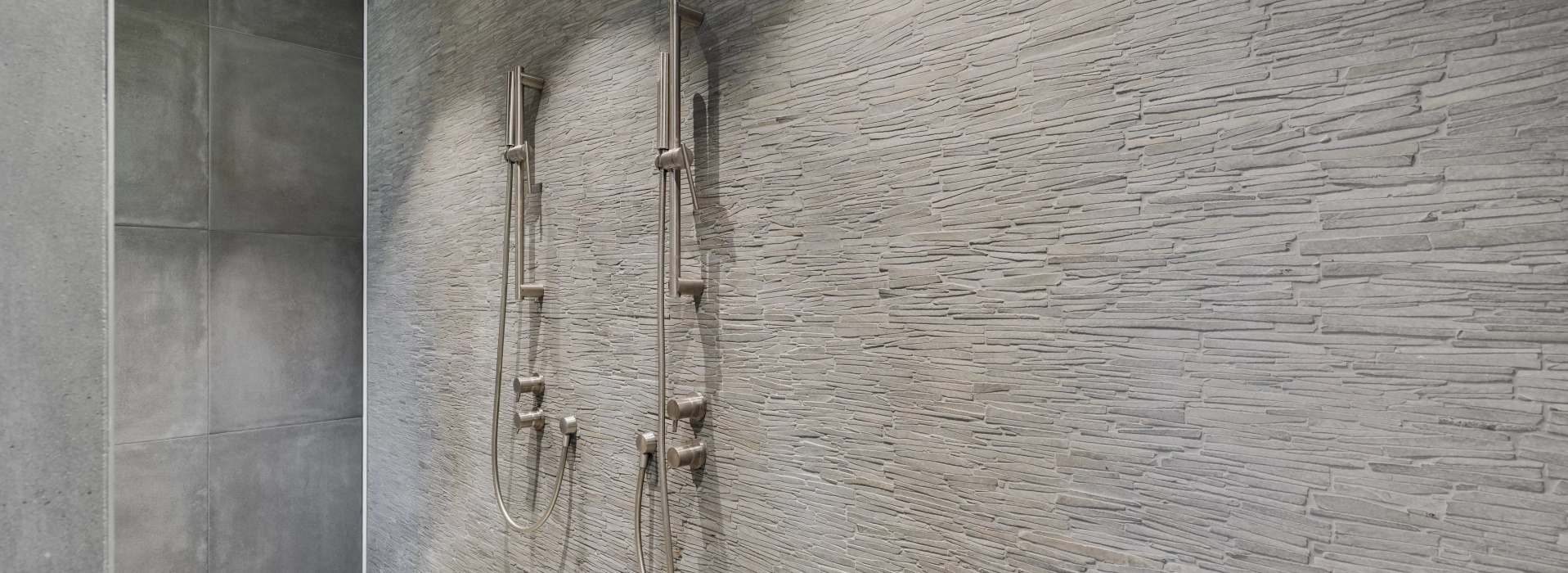 Propriété moderne avec piscine et vue dégagée sur le lac image