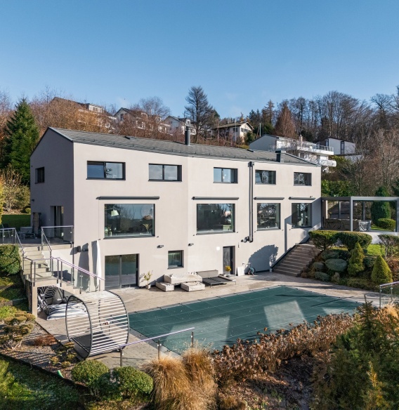 Propriété moderne avec piscine et vue dégagée sur le lac